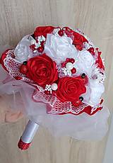 Kytica ruží červeno biela zo stúh s organzou a lienkami 