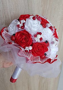 Dekorácie - Kytica ruží červeno biela zo stúh s organzou a lienkami - 13203968_