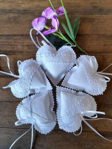 Darčeky pre svadobčanov - Voňavé čipkované srdiečka biele - 9 cm - 13203693_