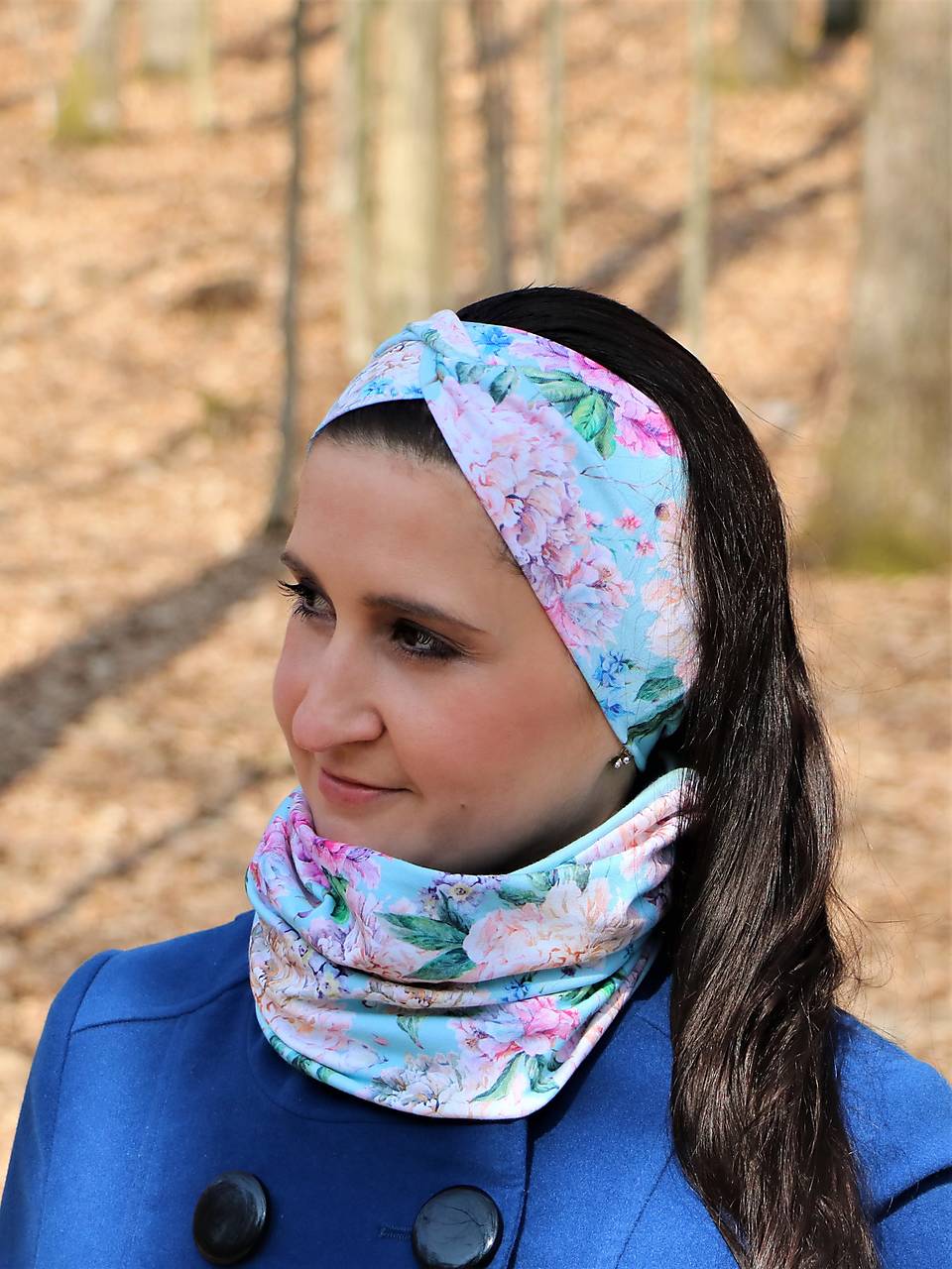 Prekrížená úpletová čelenka kvety na belasej