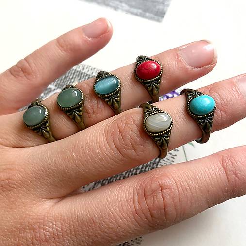  - Simple Mini Bronze Gemstone Ring / Jemný bronzový prsteň s minerálom (Č.4 Červený howlit) - 13211482_