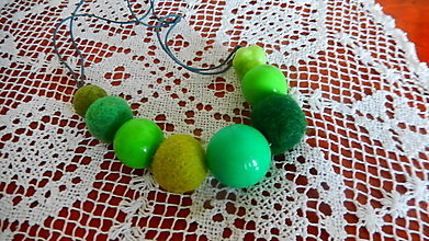 Náhrdelníky - Zelená hviezdna dráha - plstené náhrdelníky z edície MALÉ NÁHRDELNÍKY015 - 13212470_