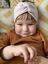 Detské čiapky - Čelenka v púdrovo-ružovej farbe pre malú princeznú - 13212007_