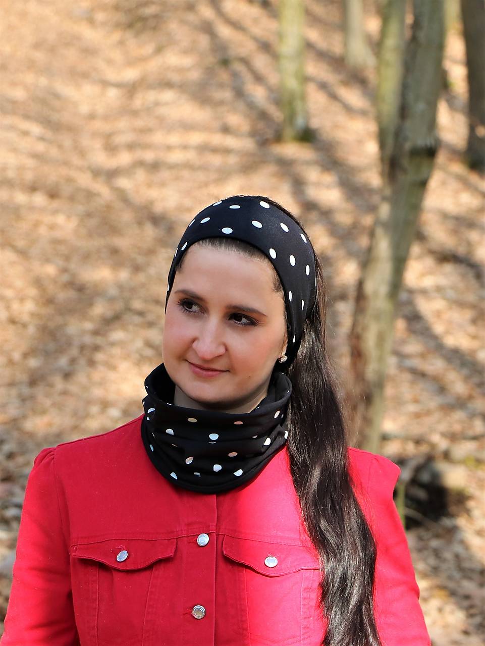 Úpletová čelenka bodka na čiernej