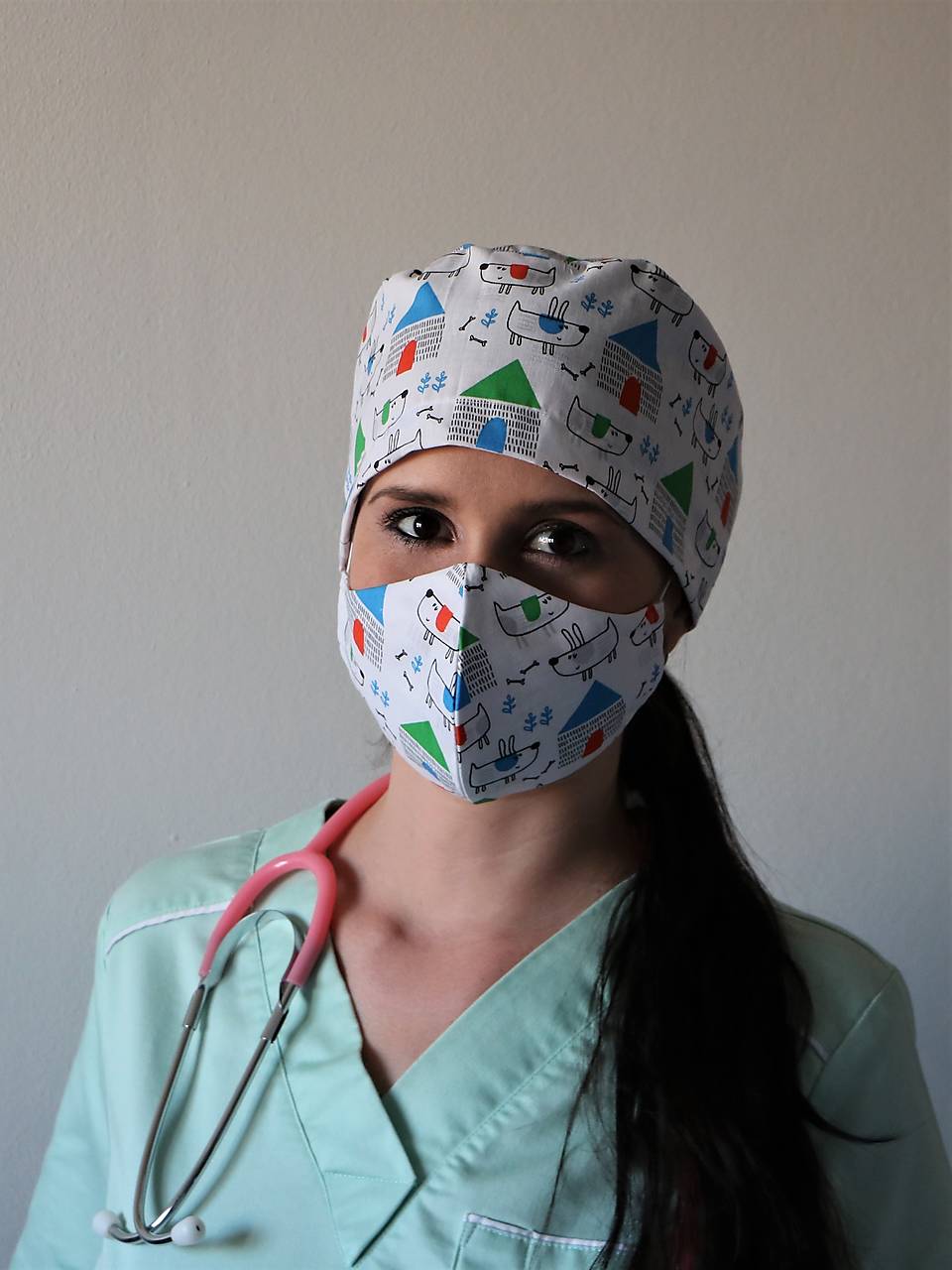 Dizajnová operačná / chirurgická čiapka psík zelený