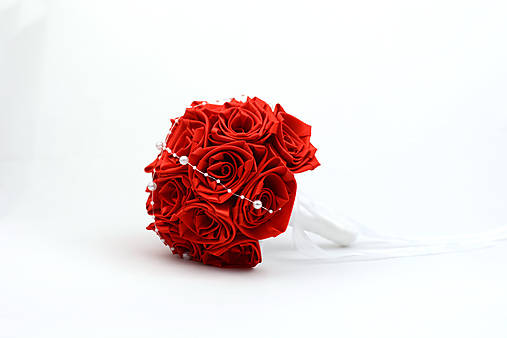 Saténová kytica svadobná červená ruže perličky