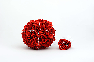Kytice pre nevestu - Saténová kytica svadobná červená ruže perličky (kytica + pierko) - 13221232_