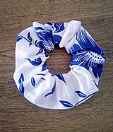 Scrunschies gumička  modré maľované kvety na bielej s/bez ušiek