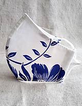 Dizajnové rúško na tvár   modré maľované kvety na bielej