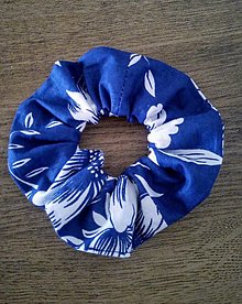 Ozdoby do vlasov - Scrunschies gumička modré maľované kvety na bielej s/bez ušiek - 13224375_