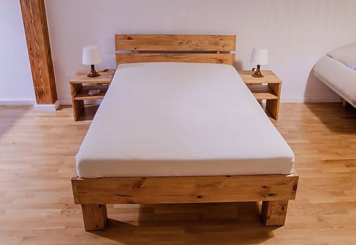 Borovicová masívna posteľ