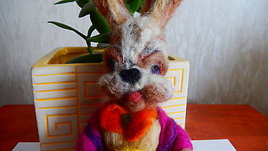 Dekorácie - Zajačik ušiačik  s Veľkonočným vajíčkom - plstená hračka - 13229898_