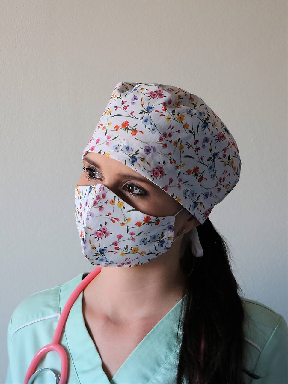 Dizajnová operačná / chirurgická čiapka lúka biela