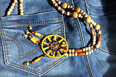 Náhrdelníky - Boho lapač snov náhrdelník s drevenými korálkami - 13244235_
