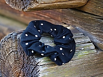 Ozdoby do vlasov - Scrunchies ľanová gumička bodka na čiernej - 13249804_