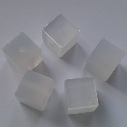 Živicové korálky-kocka-1ks (10mm-biela mliečna)