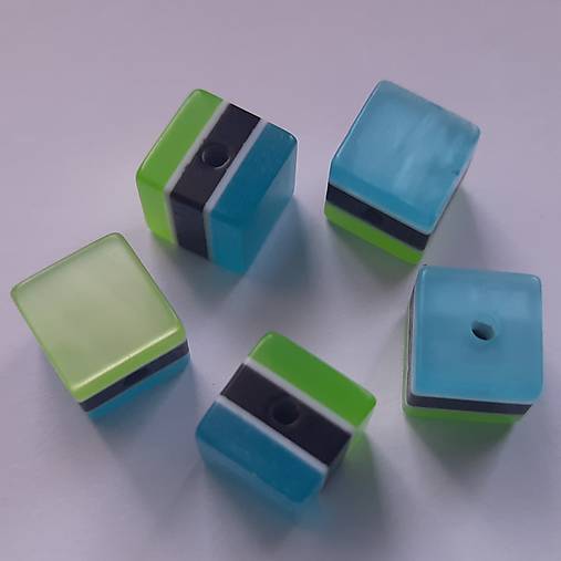 Živicové korálky-kocka-1ks (10mm-modrá/čierna/zelená)