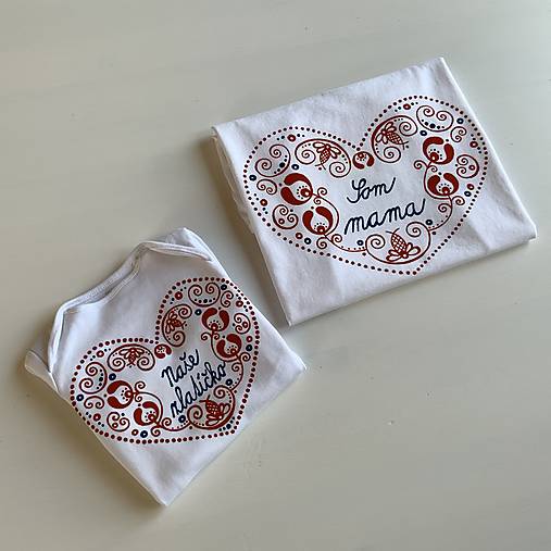 Originálne ľudovoladené (Pre mamku a dcéru: Body s nápisom “Naše zlatíčko” + tričko s nápisom “Som mama” alebo na želanie)
