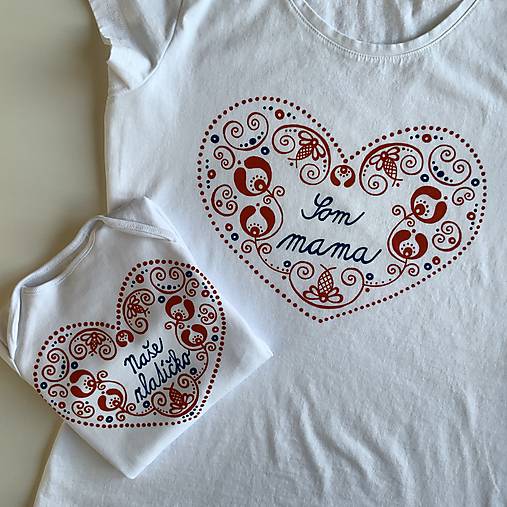 Originálne ľudovoladené (Pre mamku a dcéru: Body s nápisom “Naše zlatíčko” + tričko s nápisom “Som mama” alebo na želanie)