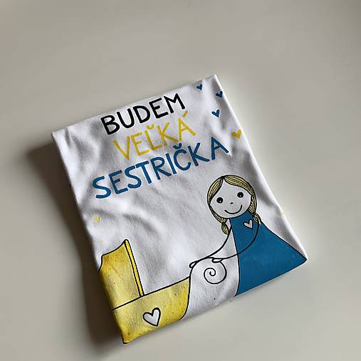 Maľované biele tričko s postavičkou dievčatka a kočiarom a nápisom “Budem veľká sestrička” (Tričko ako na fotke)