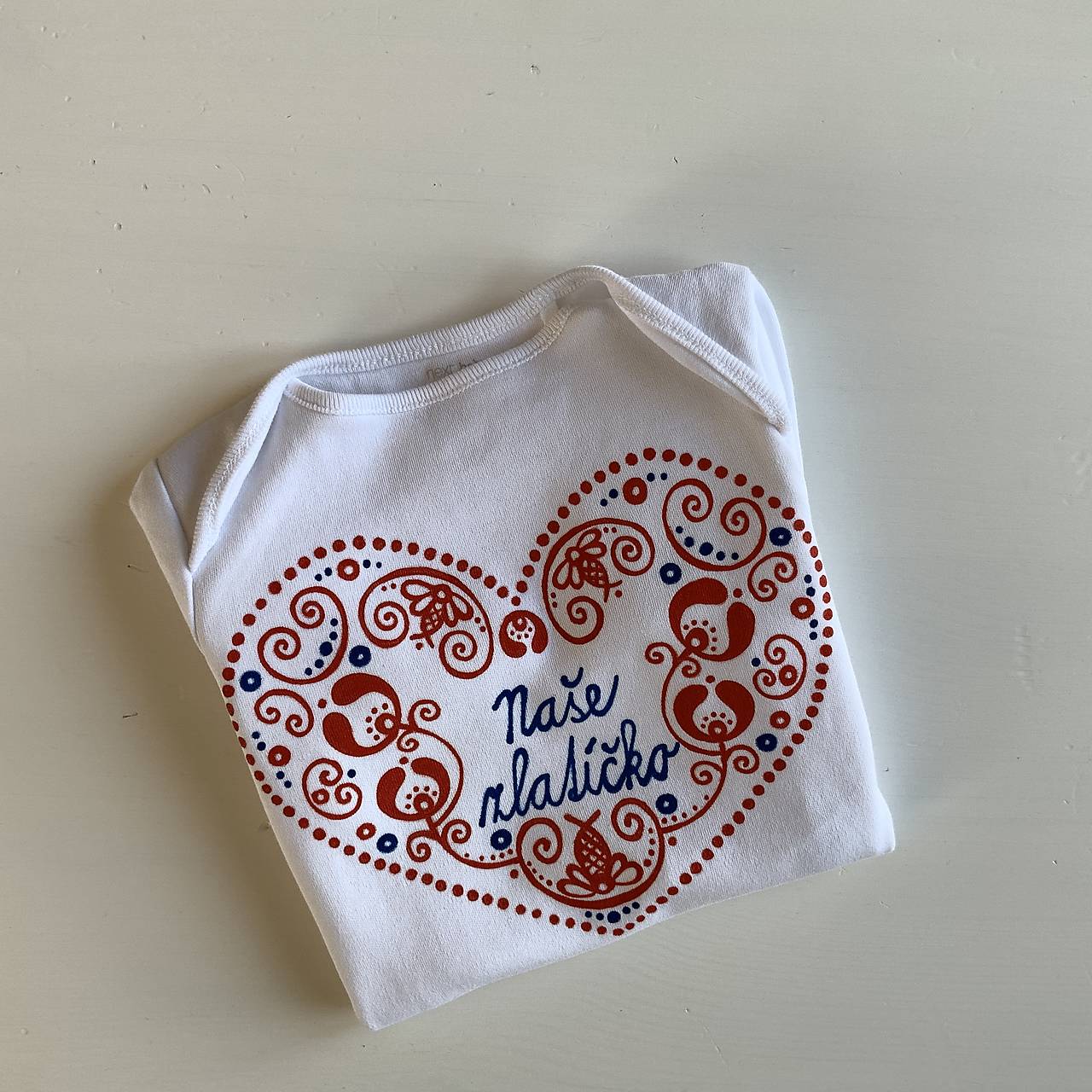 Tričká pre mamu a dcéru maľobané ľudovoladené (Body s modrým nápisom “Naše zlatíčko” alebo na želanie)