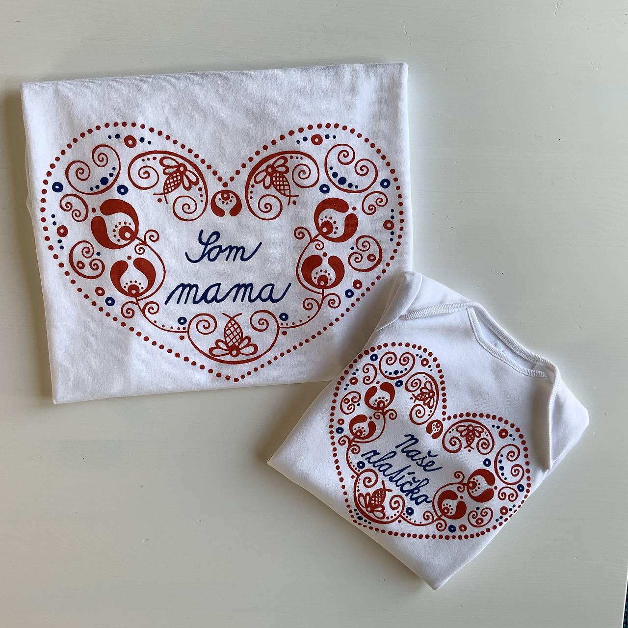 Tričká pre mamu a dcéru maľobané ľudovoladené (Pre mamku a dcéru: Body s nápisom “Naše zlatíčko” + tričko s nápisom “Som mama” alebo na želanie)