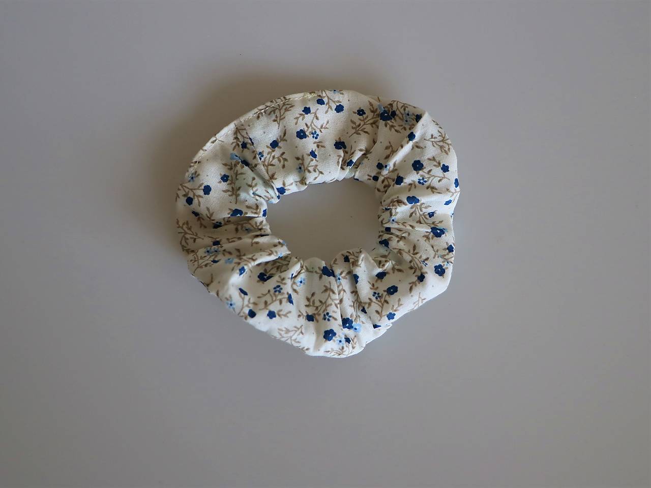 Scrunchies gumička malé kvietky modré