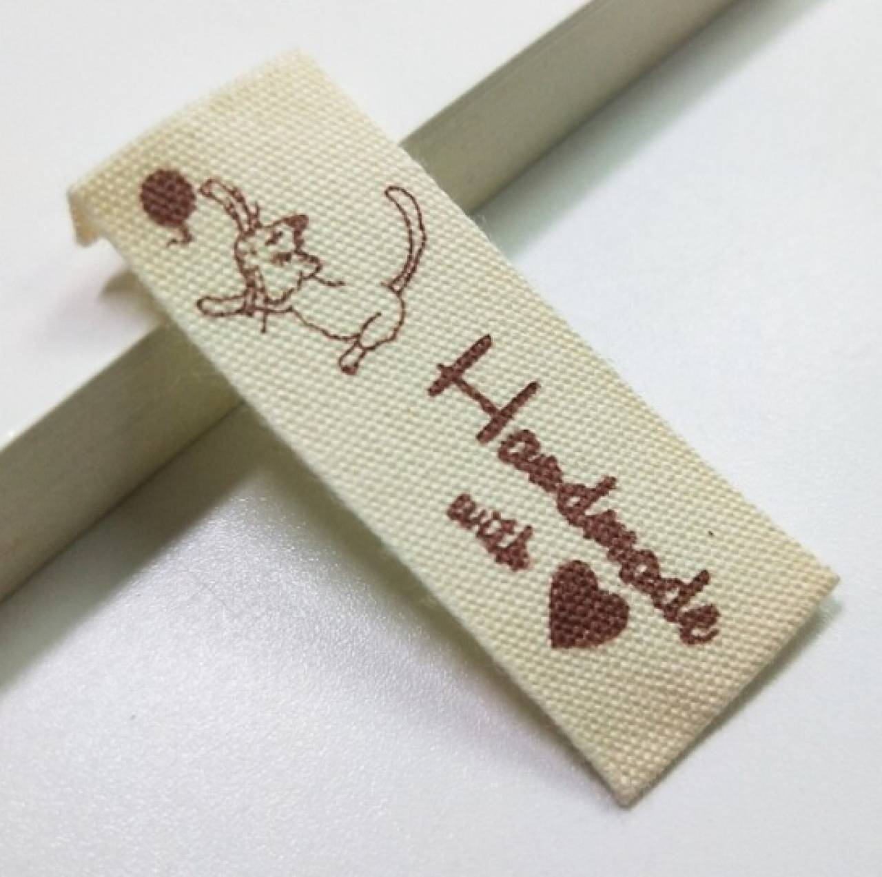 NT104 Textilná nášivka handmade with love 4,3 x 1,5 cm