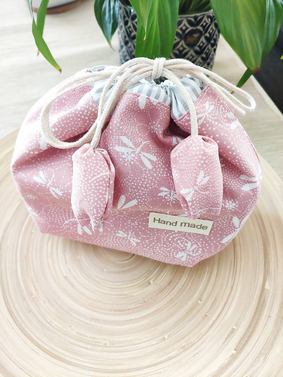 Vrecúško zaťahovacie, Vážky