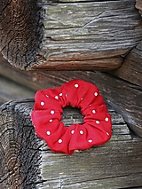 Scrunchies ľanová gumička bodka na červenej