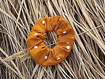 Ozdoby do vlasov - Scrunchies ľanová gumička bodka na okrovej - 13273313_
