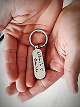 Kľúčenky - Kovový prívesok na kľúče v tvare kapsule / kľúčenka laserom gravírovaná s textom: Ľúbim Ťa Maminka (srdce) - 13279416_
