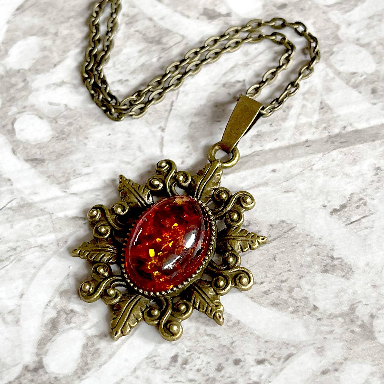 Amber Bronze Necklace / Bronzový náhrdelník s jantárom