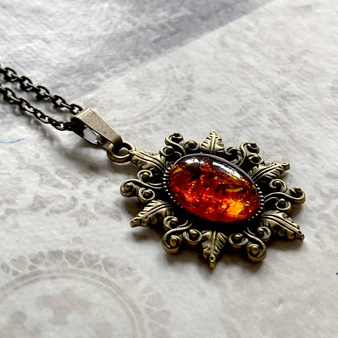 Amber Bronze Necklace / Bronzový náhrdelník s jantárom