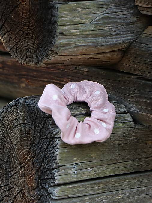 Scrunchies ľanová gumička bodky na ružovej