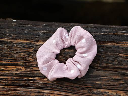 Scrunchies ľanová gumička bodky na ružovej