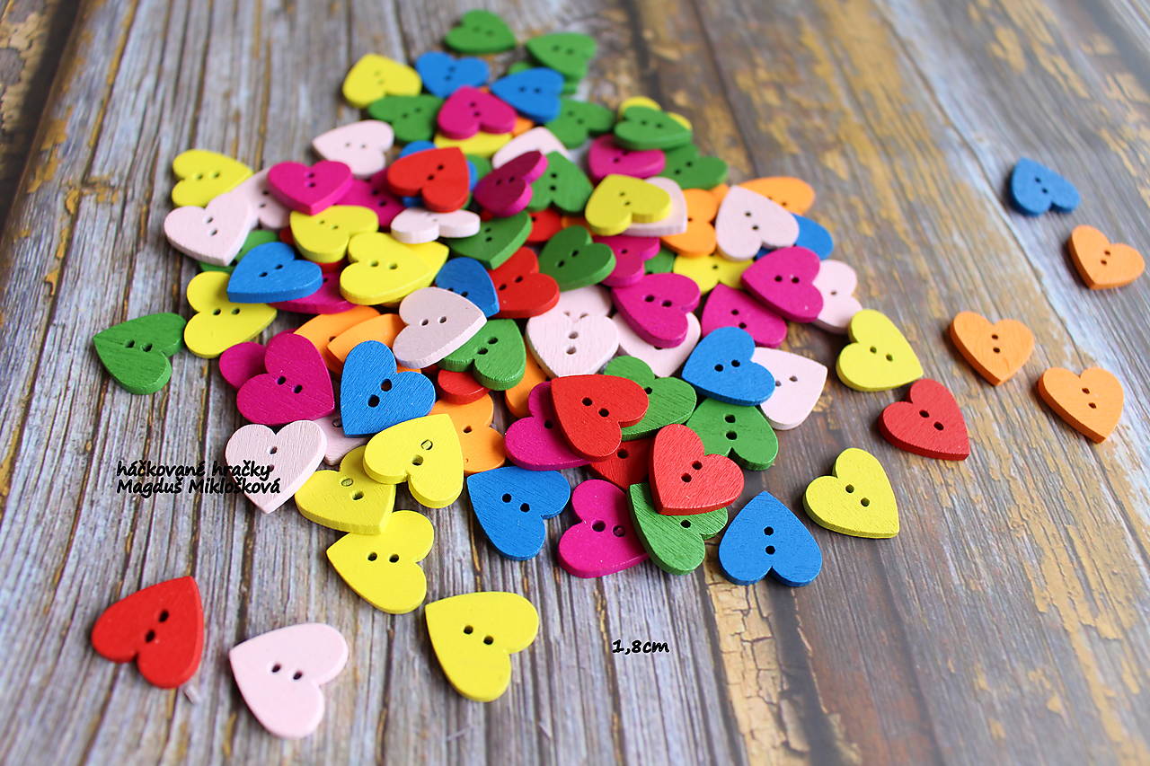 Drevený gombík srdce 1,8cm