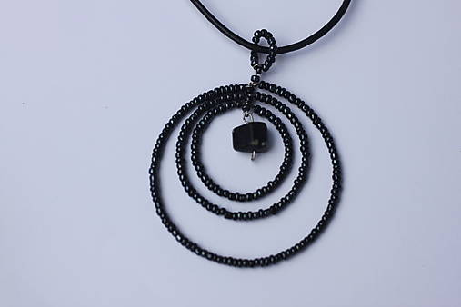 Čierny elgantný perleťový prívesok - náhrdelník