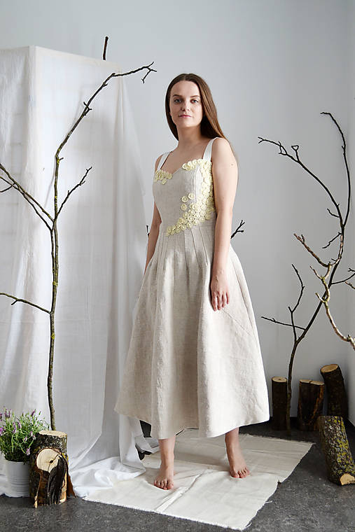 Korzetové  upcy šaty s kvetovanou aplikáciou z konope 