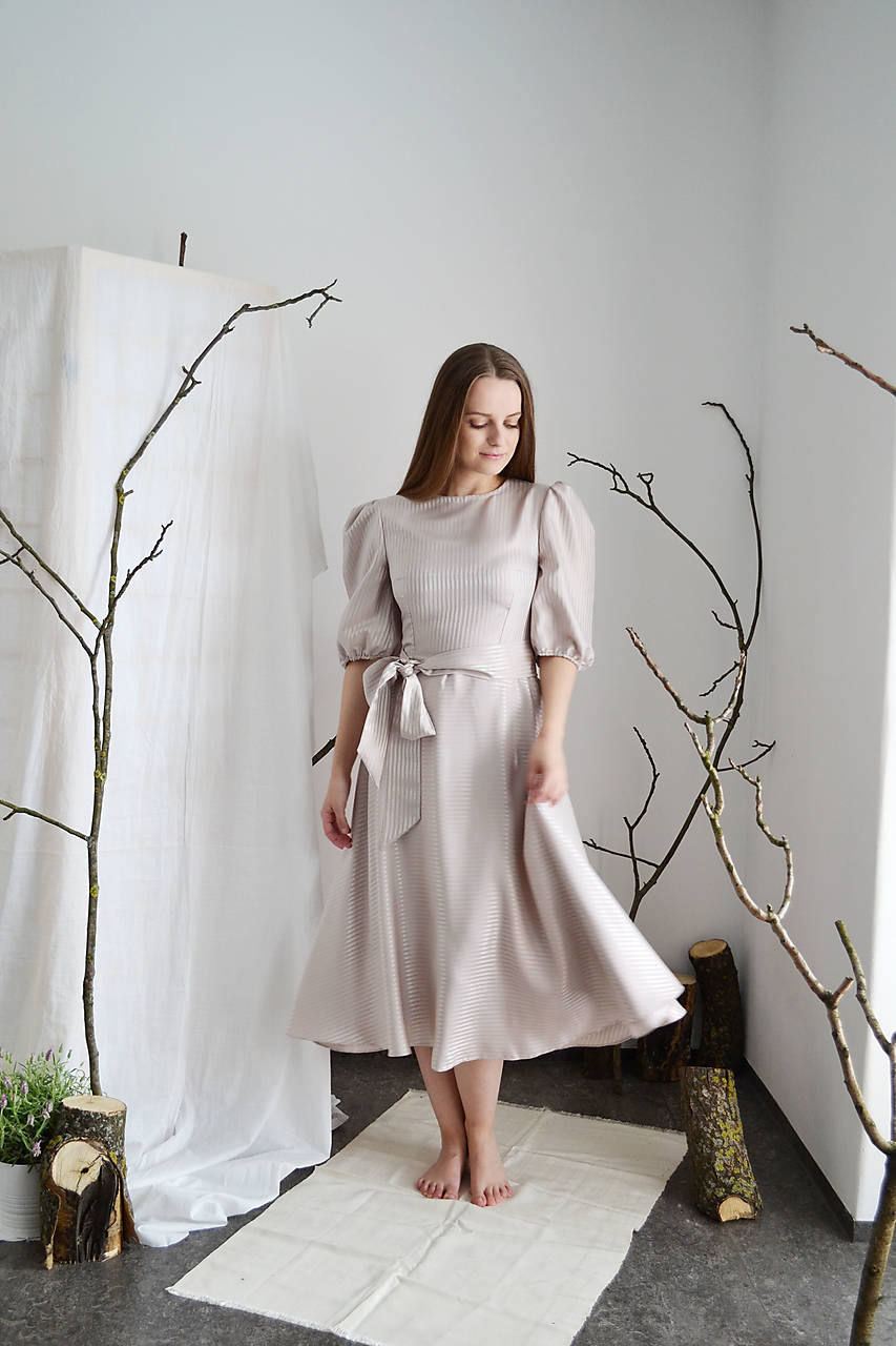 Hodvábne prúžkované šaty s riasenými rukávmi a polkruhovou sukňou 