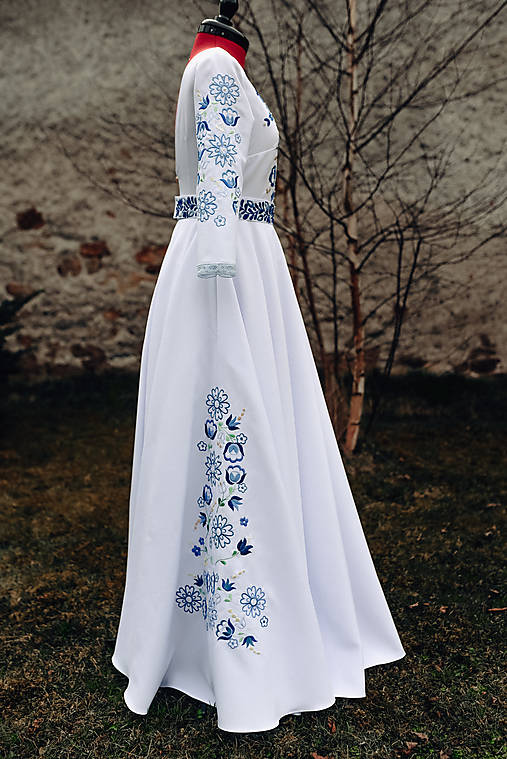 Svadobné šaty modré kvety Vajnory
