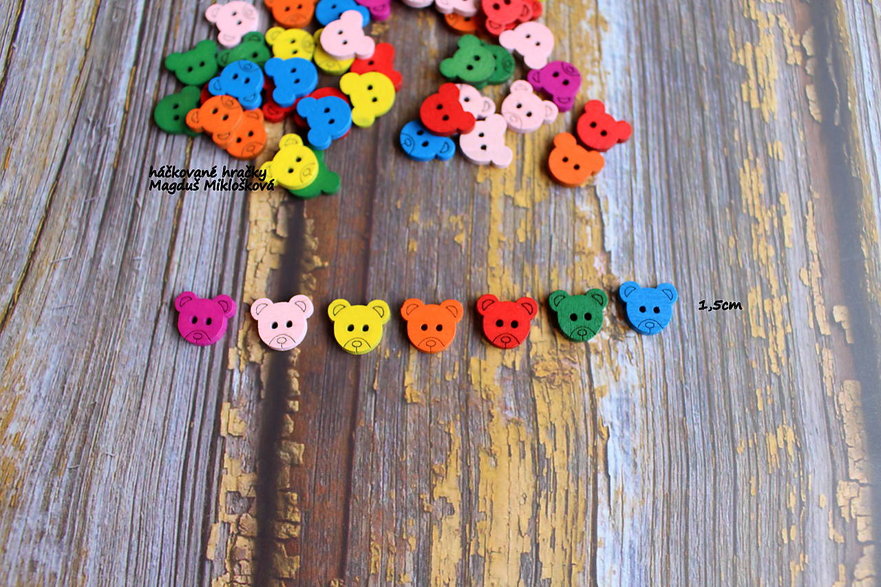 Drevený macko farebný