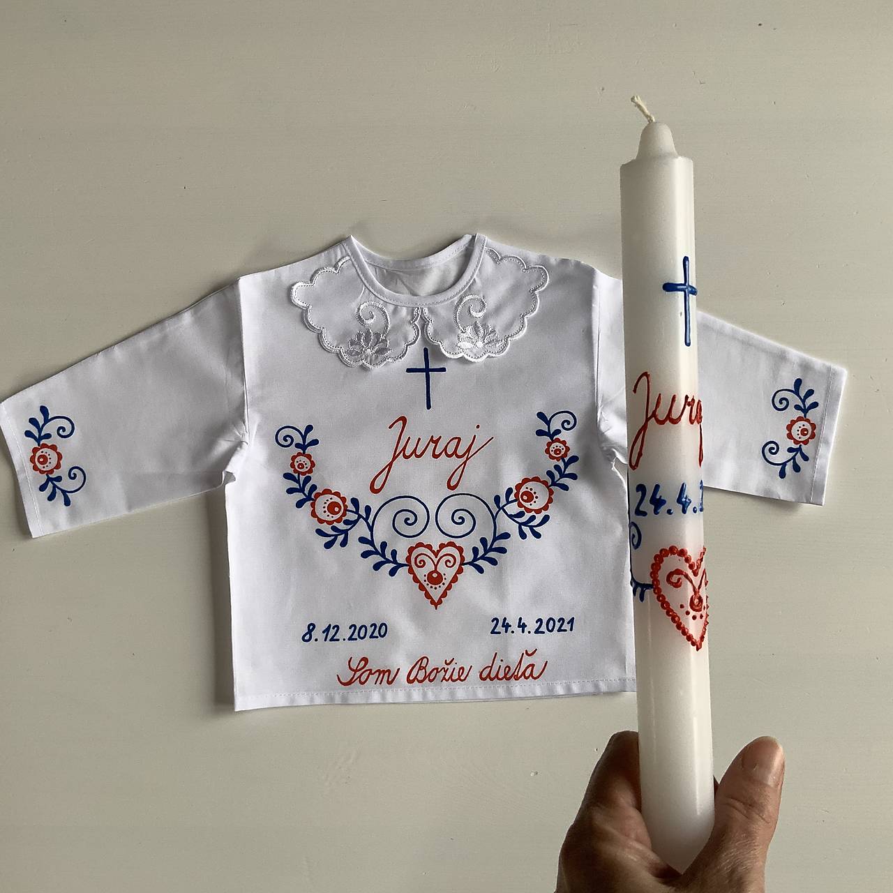 Krstná košieľka a svieca na krst maľovaná ľudovoladená (Červeno modrá kombinacia  s maľbou aj na rukávoch (sada košieľka + svieca))