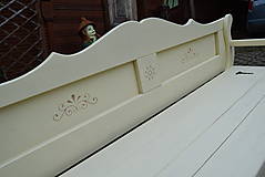 Nábytok - Rustikálna drevená lavica s úložným priestorom, s rezbou 2 - 13303363_