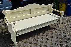 Nábytok - Rustikálna drevená lavica s úložným priestorom, s rezbou 2 - 13303386_