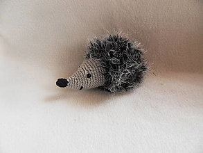 Hračky - Mäkučký malý ježko háčkovaný - sivočierny - 13304182_