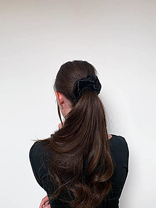 Ozdoby do vlasov - Saténová scrunchie gumička (Čierna) - 13306294_