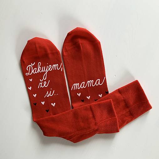 Maľované ponožky pre MAMU s nápisom: (“Ďakujem, že si mama” (červené))