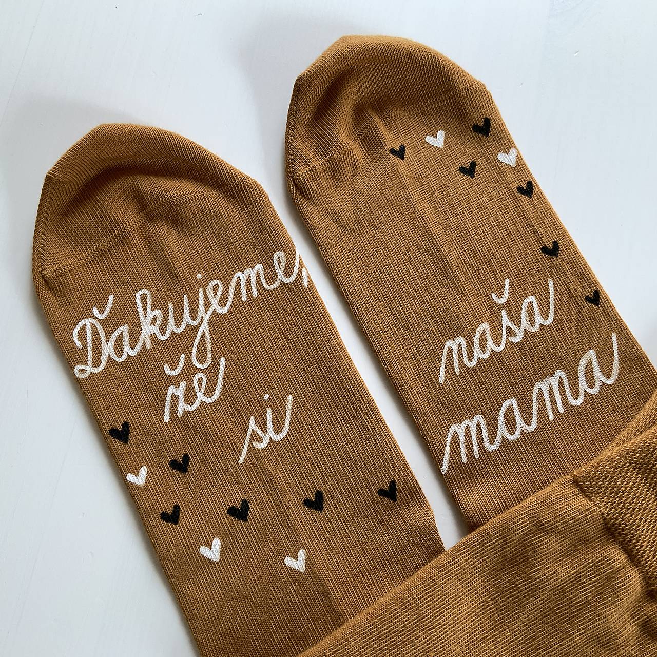 Maľované ponožky pre MAMU s nápisom: (“Ďakujeme, že si naša mama” (horčicové))
