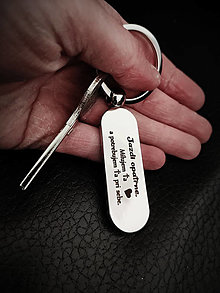 Kľúčenky - Prívesok na kľúče v tvare kapsule s gravírovaním textom: Jazdi opatrne. Milujem Ťa a potrebujem Ťa pri sebe. - 13307766_